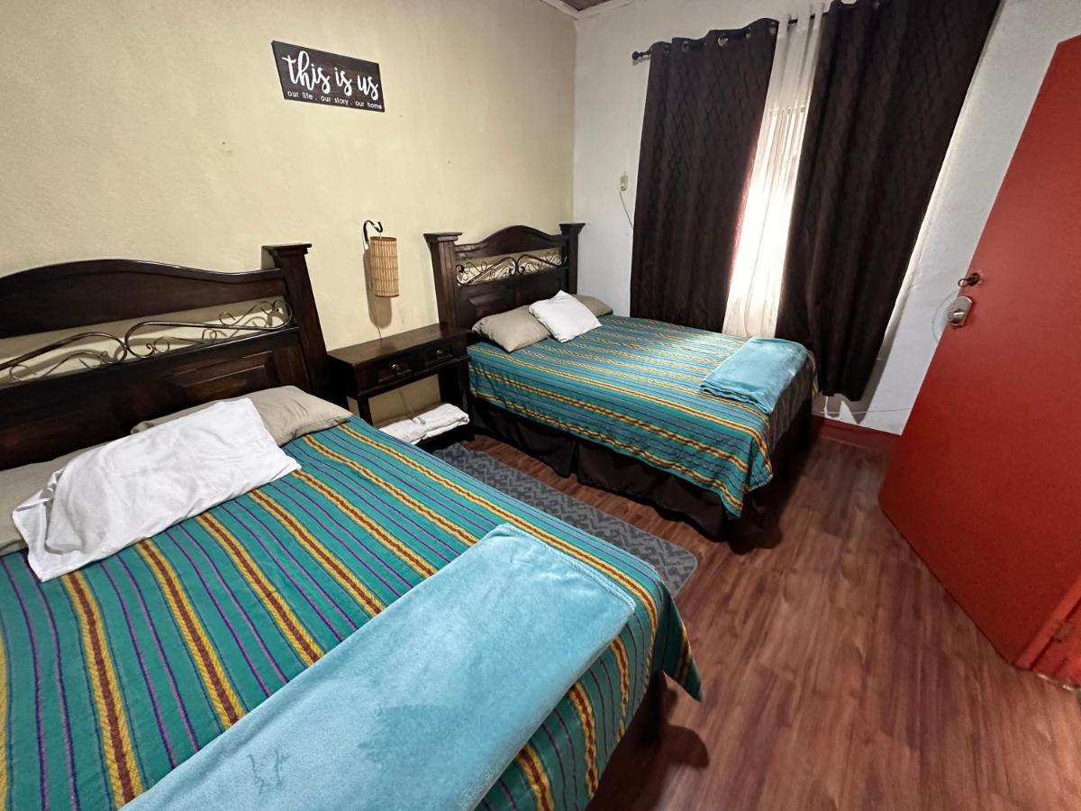 El Extranjero Hostal Antigua Esterno foto
